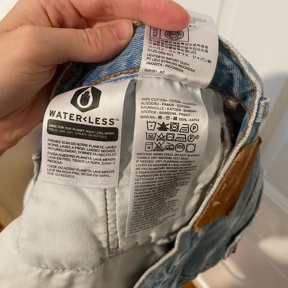 Levis 501 High Rise Short in ‘Fault Line’ wash - Picture 5 of 5